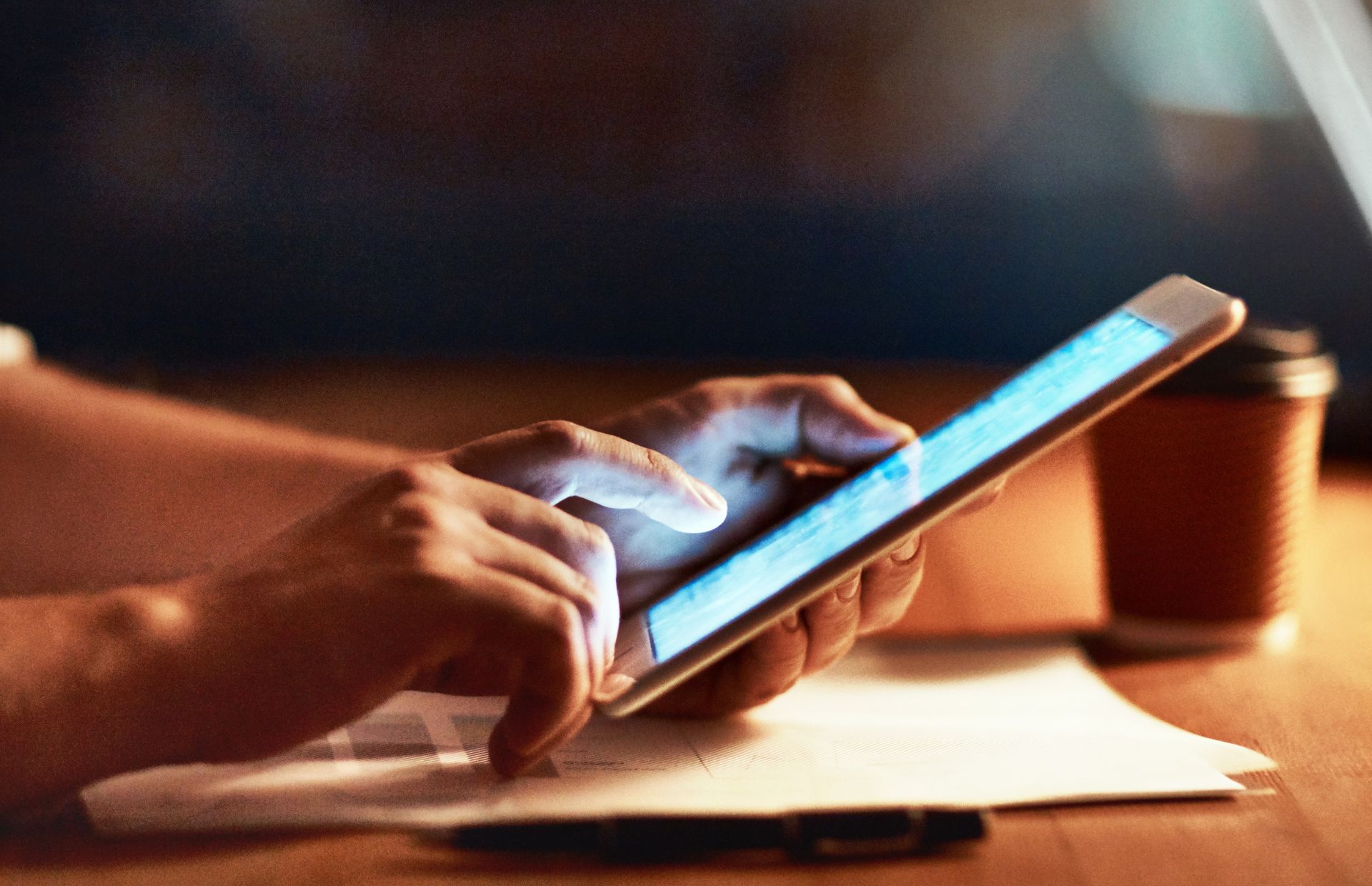 Imagem de uma pessoa com acessibilidade segurando um tablet